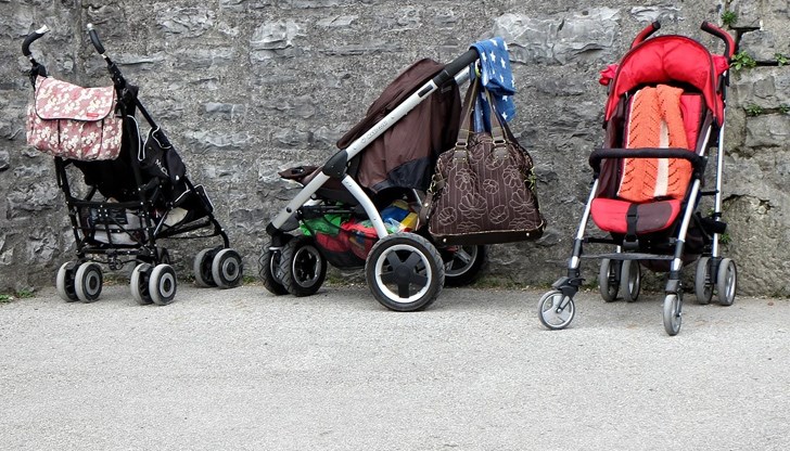 Охраната в магазина извадила изпод бебетата хранителни и нехранителни стоки на стойност близо 400 лева Охраната в магазина извадила изпод бебетата хранителни и нехранителни стоки на стойност близо 400 лева