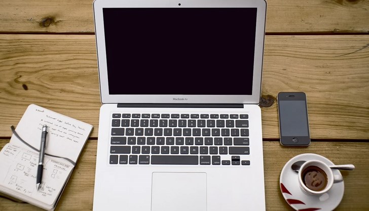 Няма да повярвате колко лаптопи са съсипани от течности и храни. Течностите проникват във вътрешността на преносимия компютър и обикновено причиняват щети, които трудно могат да бъдат поправени Няма да повярвате колко лаптопи са съсипани от течности и храни. Течностите проникват във вътрешността на преносимия компютър и обикновено причиняват щети, които трудно могат да бъдат поправени