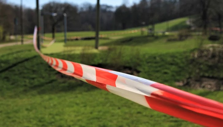 Ограничителните мерки в Германия остават строги, като баровете, ресторантите, културните и спортните обекти, както и магазините, които не продават стоки от първа необходимост, са затворени от месеци