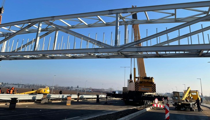 Стоманеният пешеходен мост е с дължина 48 метра