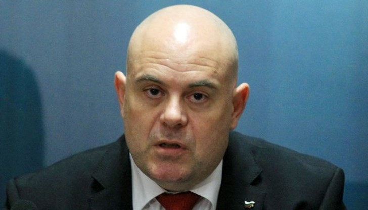 Няма кой да повярва на главния прокурор, след като се пъчи как разкрил цяла мрежа руски шпиони, а една Мата Хари, дето снима пачките и златото в борисовата спалня не може. Смешно е Няма кой да повярва на главния прокурор, след като се пъчи как разкрил цяла мрежа руски шпиони, а една Мата Хари, дето снима пачките и златото в борисовата спалня не може. Смешно е