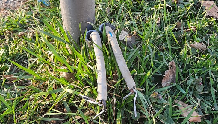 Кабелите почти не се виждат в тревата