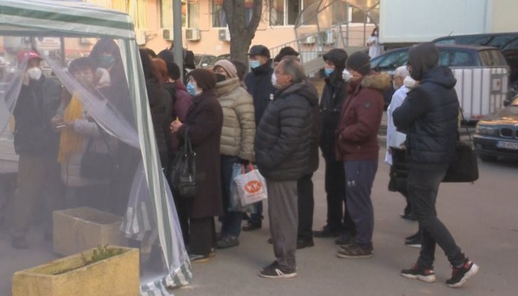 Ваксинират се с приоритет хора от трета и четвърта фаза, но коридорът остава отворен и за хората извън тези групи