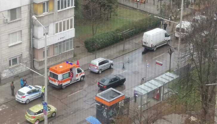 Удариха се бус и кола