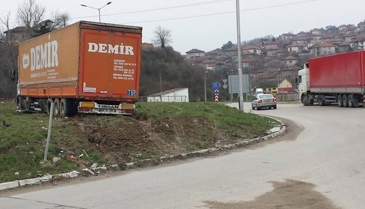 Трафикът се регулира от "Пътна полиция" Трафикът се регулира от "Пътна полиция"