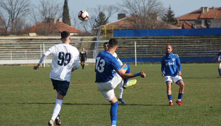 В последните минути домакините отбелязаха две попадения, с които изковаха успеха си
