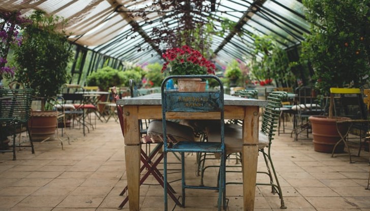 Днес навсякъде в ресторантските градини кипеше пролетно почистване, озеленяване и обновяване