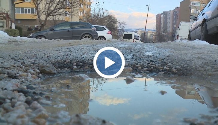 Улица „Люлин“ се намира в един от най-оживените квартали на Благоевград. За проблемите си хората многократно са подавали жалби и сигнали, придружени с подписки до общината