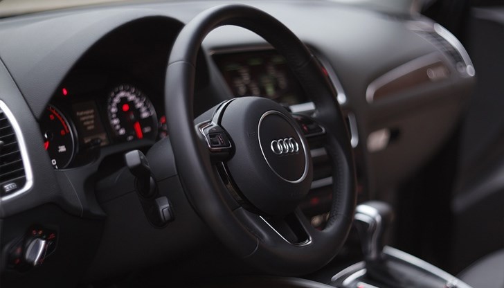 Шефът на компанията атакува политиката на ЕС за намаляване на вредните емисии Шефът на компанията атакува политиката на ЕС за намаляване на вредните емисии