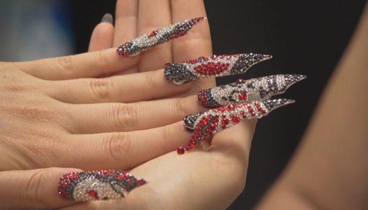 Напоследък е много модерно върху ръцете на дамите да се кипрят изкуствени нокти