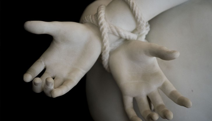 Според първоначалните данни, след скандал между двамата, младата жена, заедно с детето, напуснала дома им в Тръстеник с лек автомобил Според първоначалните данни, след скандал между двамата, младата жена, заедно с детето, напуснала дома им в Тръстеник с лек автомобил