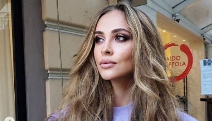 Рускинята отговаря на въпроси на свои фенове в чат на живо в Инстаграм