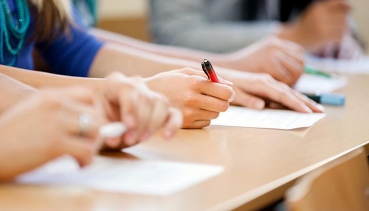 Обмудсманът настоя материалът по математика и български за VII и XII клас да се съкрати, а зрелостните изпити за IV и X клас да отпаднат Обмудсманът настоя материалът по математика и български за VII и XII клас да се съкрати, а зрелостните изпити за IV и X клас да отпаднат