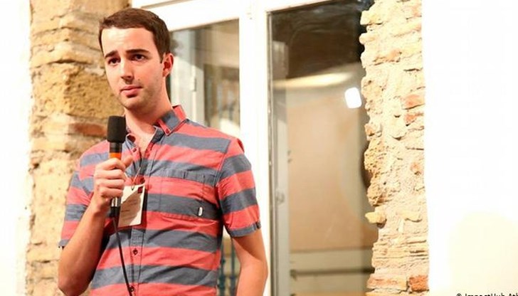 „Като заможен човек имаш възможност да раздвижиш определени неща. Разполагаш с един вид вълшебна пръчица, която ти позволява да предизвикаш промени към по-добро. И е недопустимо да не го правиш в критични времена като днешните", обяснява Антонис Шварц „Като заможен човек имаш възможност да раздвижиш определени неща. Разполагаш с един вид вълшебна пръчица, която ти позволява да предизвикаш промени към по-добро. И е недопустимо да не го правиш в критични времена като днешните", обяснява Антонис Шварц