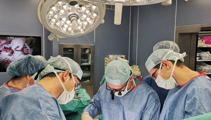 Спасени са две деца - на 1 и на 7 години