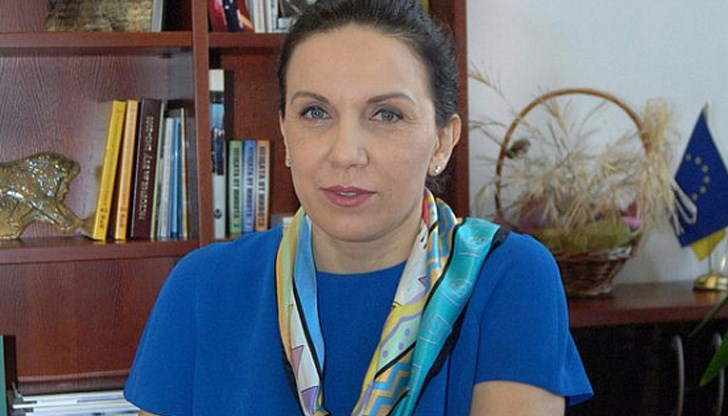 Костадин Ангелов неумело нагази във водите на фашистката реторика, заклеймявайки едноинстанционно различно мислещите и критиците си. Отиде и по-далече, вменявайки вина на всеки, който оспорва неверните му твърдения и манипулации Костадин Ангелов неумело нагази във водите на фашистката реторика, заклеймявайки едноинстанционно различно мислещите и критиците си. Отиде и по-далече, вменявайки вина на всеки, който оспорва неверните му твърдения и манипулации