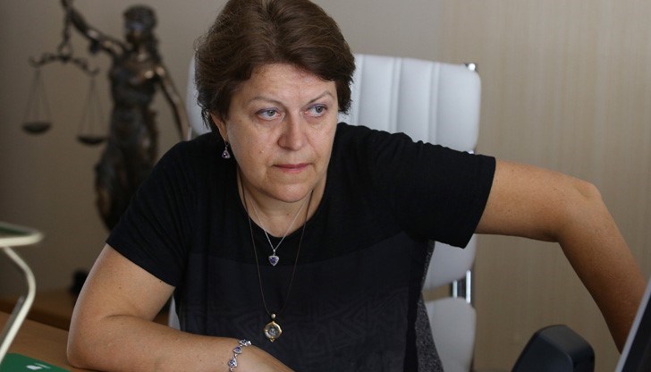 Шеф на българската фирма, която има договор с Астра Зенека, е майката на депутатката Ева Майдел, добавя Дончева
