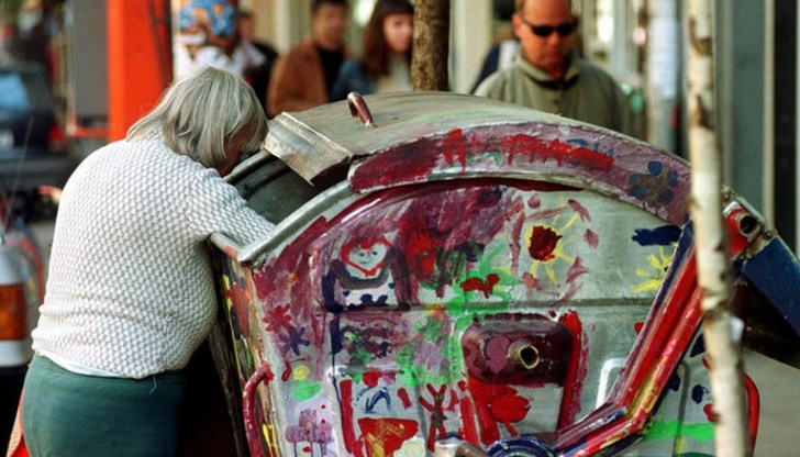 Медиите и политиците ни оставят с впечатлението, че основният ни проблем сега е вирусът. Да, ама не!