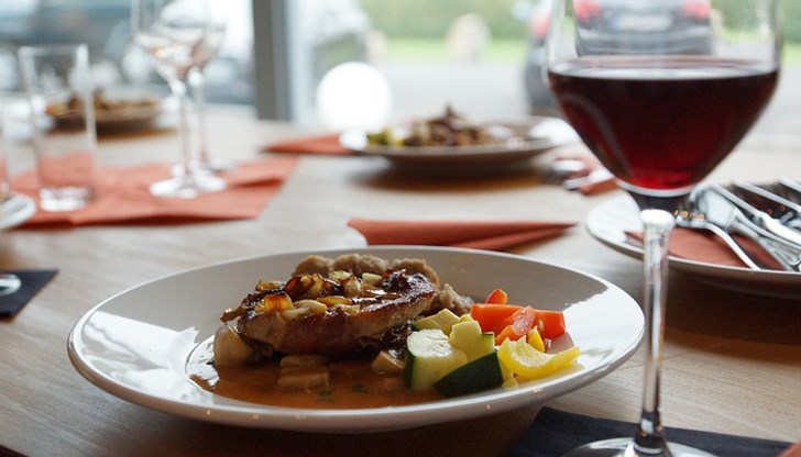 Умерената консумация на червено вино може да помогне на хората, които искат да посещават фитнеса, но поради някакви увреждания не могат да го сторят Умерената консумация на червено вино може да помогне на хората, които искат да посещават фитнеса, но поради някакви увреждания не могат да го сторят