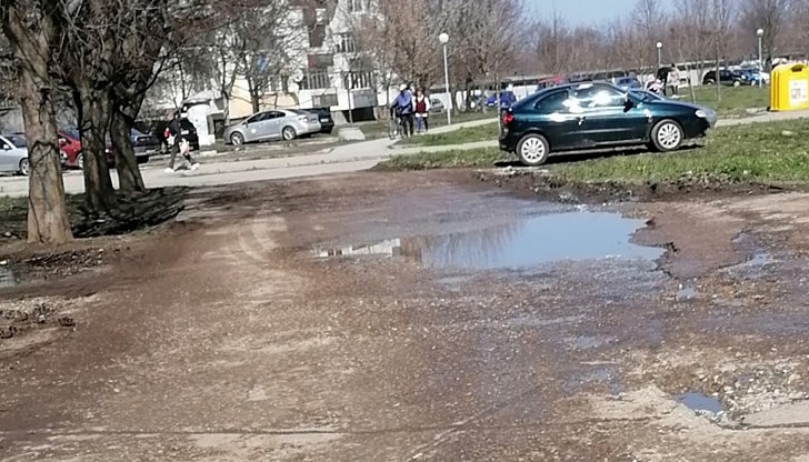 Около блок 208 в "Чародейка" е като след бомбардировка - дупки, кал, локви