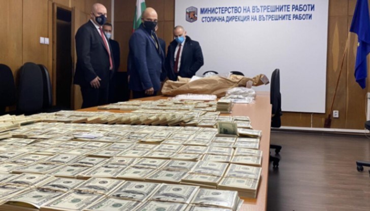 Съдът реши да пусне обвиняемите с мярка за неотклонение "подписка", тъй като няма доказателства, че откритите пари са неистински парични знаци