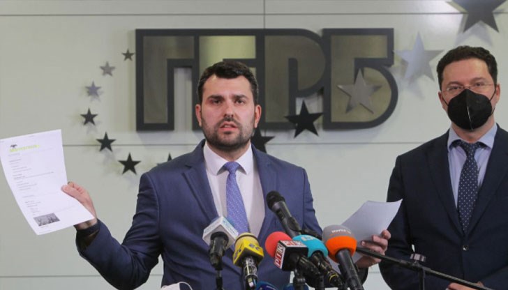 Тъкмо когато електоратът следи предизборно със затаен дъх ежедневния сериал "Бойко говори със себе си", опозиционни конгресмени минираха джипа му по най-баналния начин Тъкмо когато електоратът следи предизборно със затаен дъх ежедневния сериал "Бойко говори със себе си", опозиционни конгресмени минираха джипа му по най-баналния начин