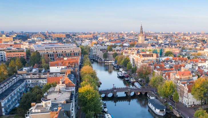 В Нидерландия днес има избори, гласува се по пощата, има секции, в които може да гласуваш с автомобила или велосипеда си