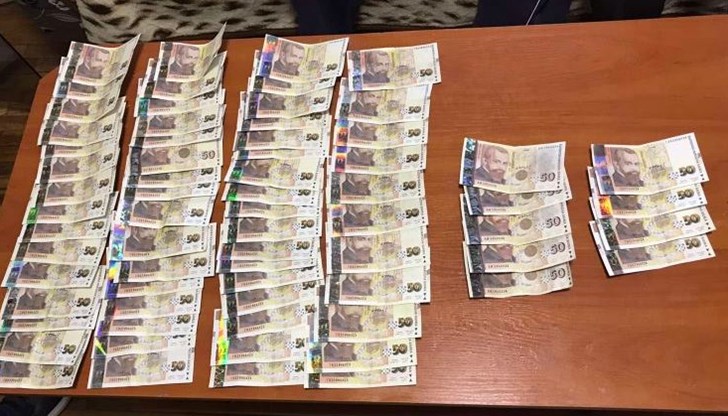 Намерени и иззети са също и устройство за печат, хартия, голям брой холограмни стикери/лайсни