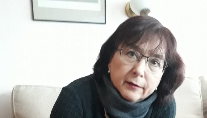 Актрисата Веси Господинова, която е дъщеря и на любимия на поколения актьор Кирил Господинов написа през седмицата , че майка ѝ е на апаратно дишане и сърцето ѝ отказва Актрисата Веси Господинова, която е дъщеря и на любимия на поколения актьор Кирил Господинов написа през седмицата , че майка ѝ е на апаратно дишане и сърцето ѝ отказва