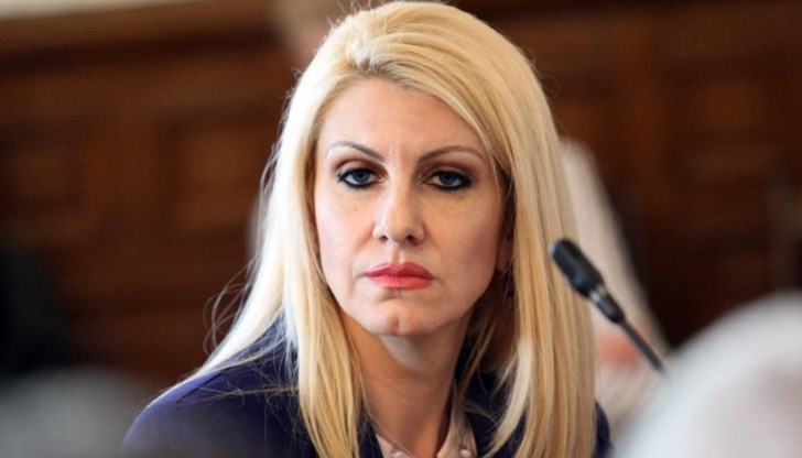 Всяка калинка би завидяла за железните познания на Ахладова върху българското законодателство Всяка калинка би завидяла за железните познания на Ахладова върху българското законодателство