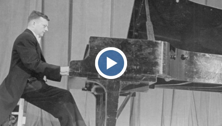 В Русе Шостакович изпълнява като солист своя Втори клавирен концерт с оркестъра на Русенска филхармония. Тъй като в концертната зала е нямало роял, се е наложило инструментът да бъде пренесен от репетиционната