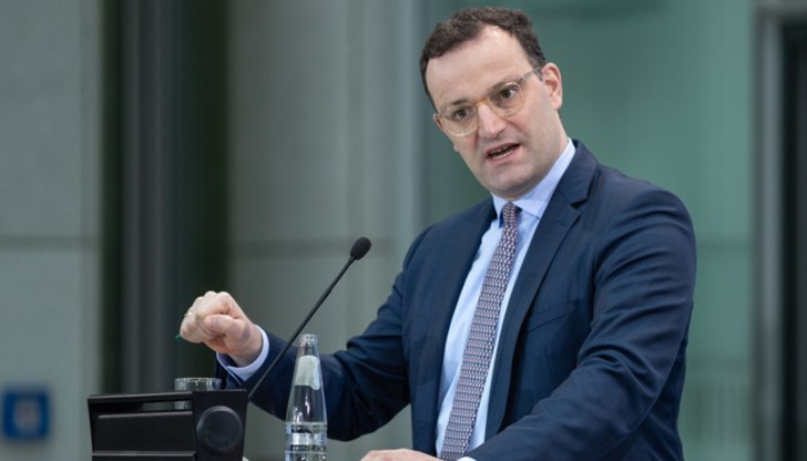 Това представлява много малък риск - но ако наистина има връзка с ваксинациите, това е несъразмерен риск, заяви министърът на здравеопазването