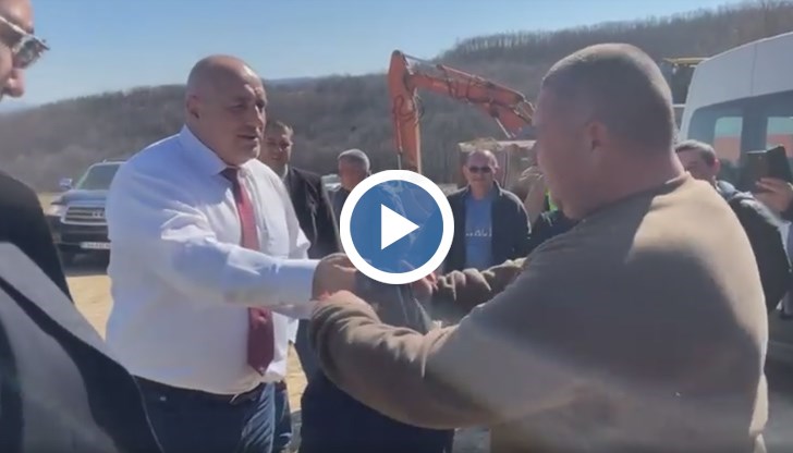  Един от тях, който се показа пред премиера с името Яни, съобщи, че ще си купи като на премиера костюма, а Борисов смъкна сакото си и му го подари 