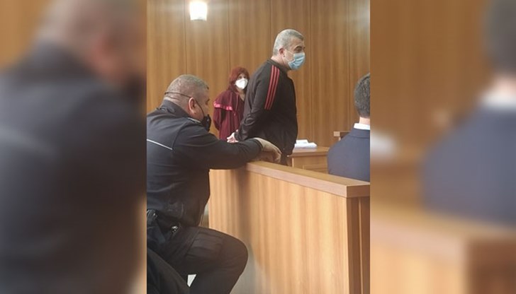 Спортувам си, гледам си телевизия, пуша си цигарката, пия си кафето. Релаксирам си, занарежда свидетелят и разсмя съдебната зала