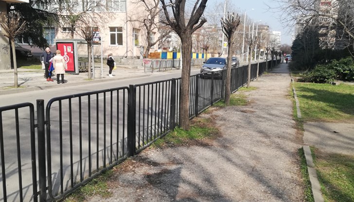 Срещу спирката на училище Братя Миладинови има непрекъсната ограда, която е сложена с неясна цел от общината