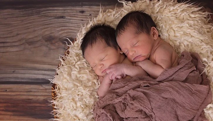 На фона на по-късното раждане и медицински технологии като инвитро оплождане нивата на раждания на близнаци са се увеличили с една трета от 1980 година
