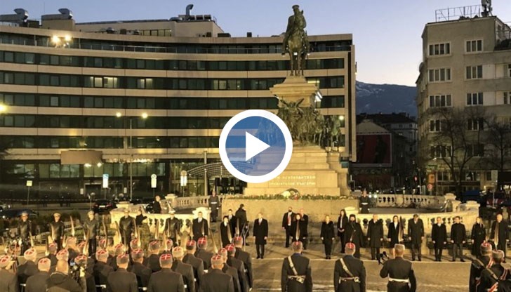 Пред паметника на Цар Освободител в столицата са строени представителните военни части и гвардейците