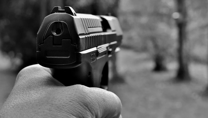 По първоначална информация има загинал. Става въпрос за престрелка в офис за бързи кредити