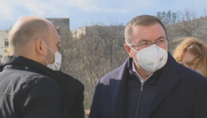 Заради критичната ситуация в Ямбол, здравният министър Костадин Ангелов посети града