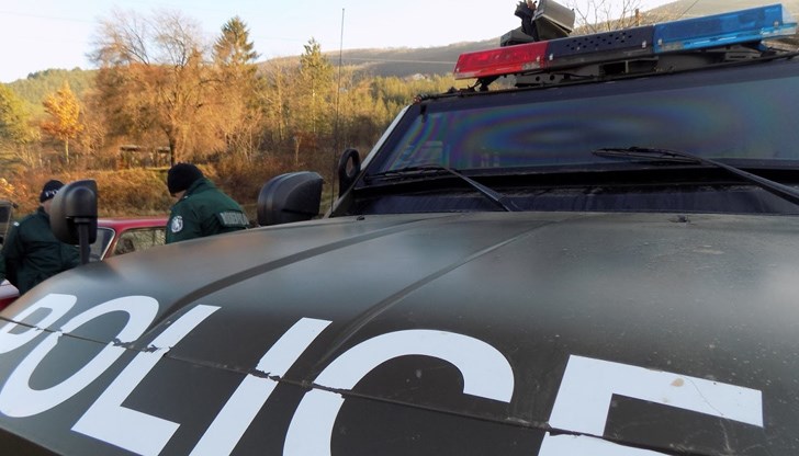 Комуникацията с тях била доста трудна, но чрез преводач било изяснено, че 40 от мъжете са от Афганистан, а един е от Йордания Комуникацията с тях била доста трудна, но чрез преводач било изяснено, че 40 от мъжете са от Афганистан, а един е от Йордания