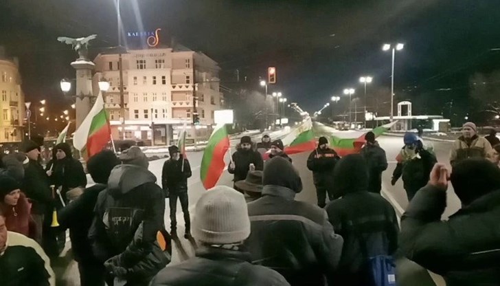 Протестиращите организират акция под прозорците на Министерски съвет Протестиращите организират акция под прозорците на Министерски съвет