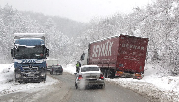 Причината е закъсал тежкотоварен автомобил, който трябва да бъде изтеглен Причината е закъсал тежкотоварен автомобил, който трябва да бъде изтеглен