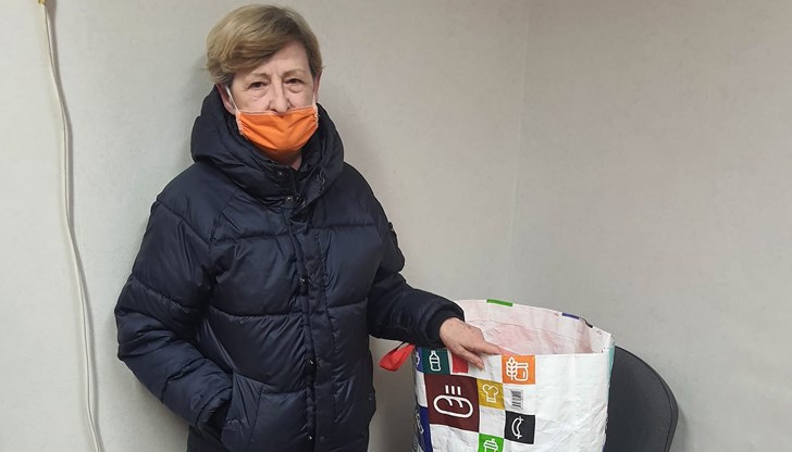 Жената отглежда сама две внучета в забележете един гараж, където живее под наем, но покрай пандемията останала без работа и доходи