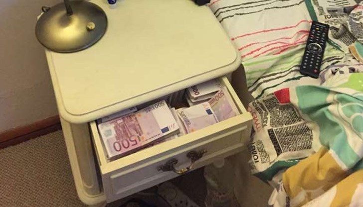 Тя пусна и снимки, на които ясно се виждаше как премиерът спинка сладичко в акомпанимента на пачки, кюлчета, пистолет и уиски