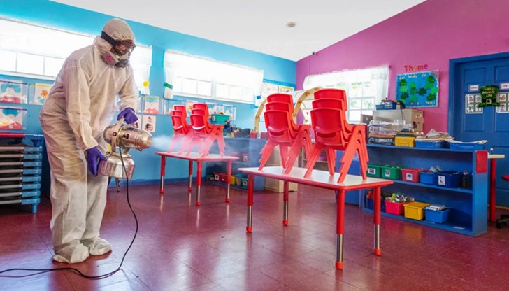 Директорът на детското заведение е създал организация и родителите не се допускат вътре Директорът на детското заведение е създал организация и родителите не се допускат вътре