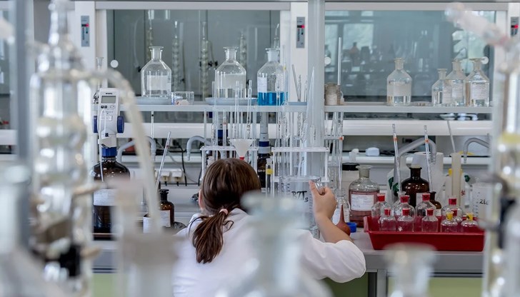 Още на 3-ия ден се наблюдават близо 2 пъти повече клинично излекувани възрастни пациенти и 4 пъти по-малко пациенти, които имат нужда от лекарства за намаляване на температурата