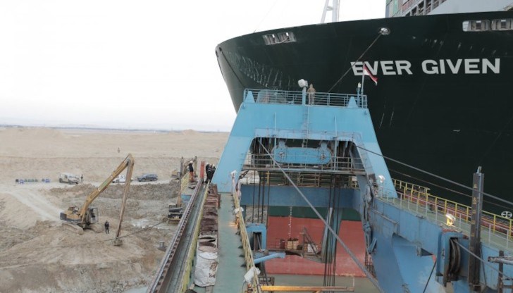 Корабът помръдна след като дузина влекачи работеха паралелно по драгирането на пясъка и тинята около носа