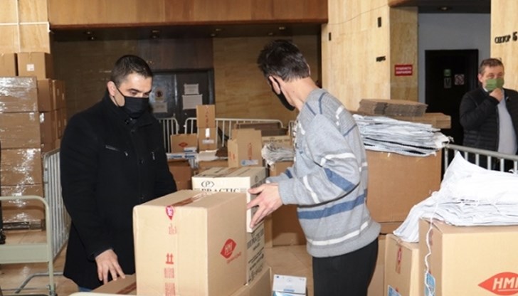 Предпазните средства бяха доставени в Областна администрация Русе през вчерашния ден от база на Българския червен кръст