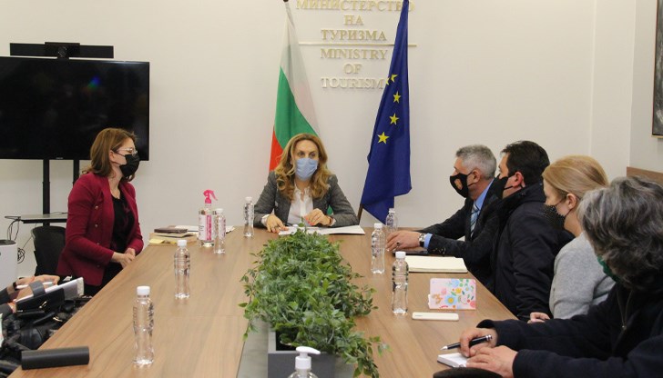 Представителите на бранша поставиха въпроса за промяна в отстоянията между чадърите, което според миналогодишните параметри трябваше да е 20 метра