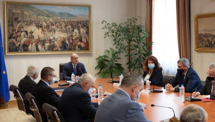 По инициатива на Румен Радев в президентската институция се проведе експертна дискусия за състоянието и перспективите за развитие на двустранните отношения между България и  Северна Македония
